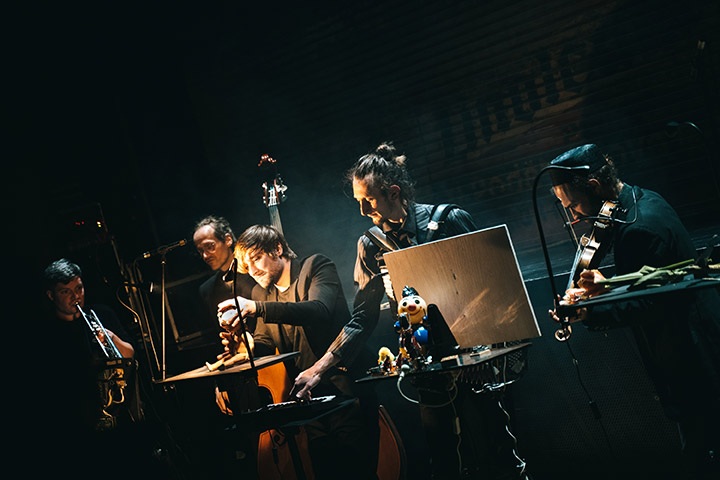 Fekete Seretlek & Studio Damúza: "EXIT"